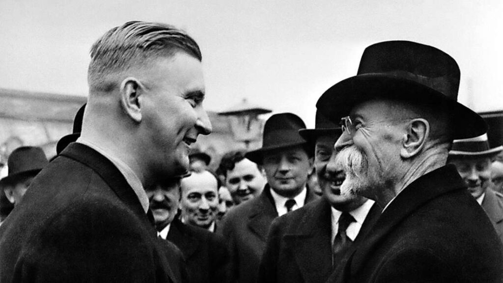 Jan Antonín Baťa (vlevo) se zdraví s prvním československým prezidentem T. G. Masarykem