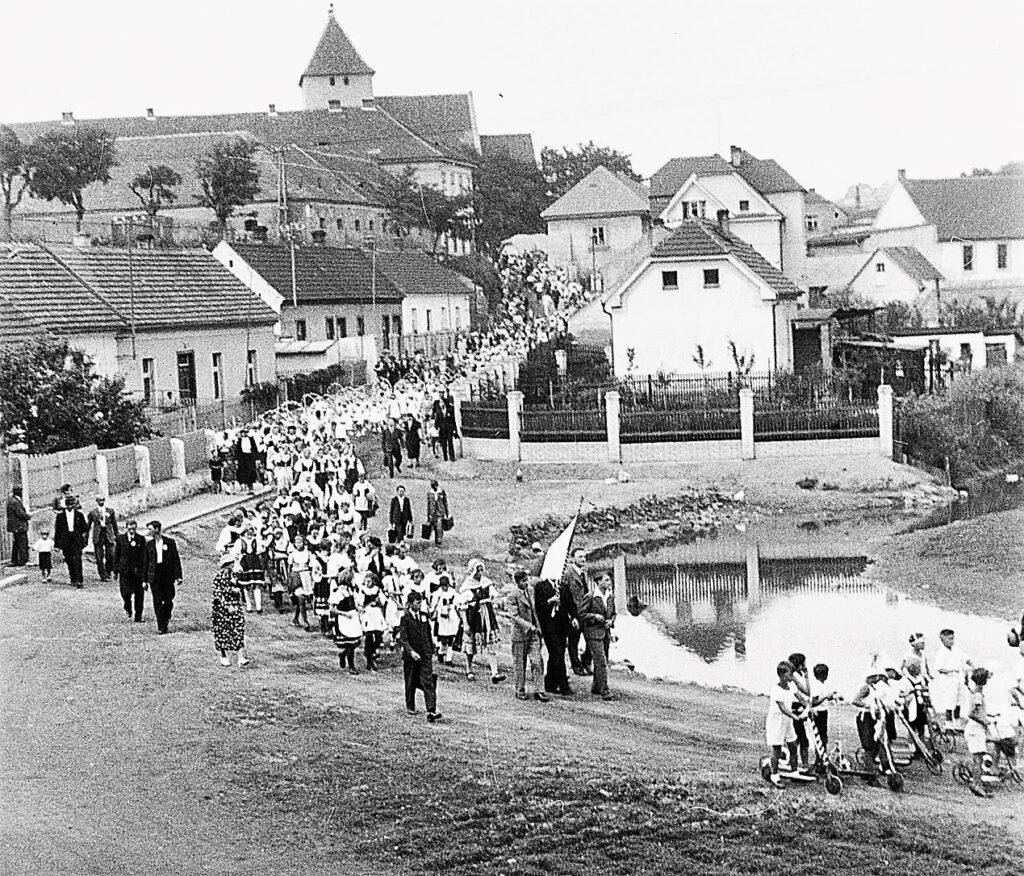 Vzpomínková akce „Staré Kyje – Vrabčárna“, ulice Hodějovská průvod v dobových krojích směrem do Hostavic.Tato událost, dokumentovaná a fotograficky zachycena Josefem Knížkem, poskytla příležitost k reflexi místních tradic a posílení komunitního ducha.Archiv: Tereza Hrubá Foto: Josef Knížek
