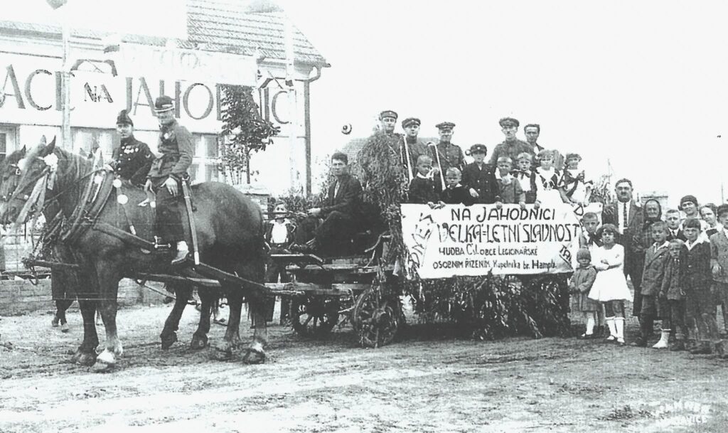 NA JAHODNICI VELKÁ LETNÍ SLAVNOSTHudba: ČESKOSLOVENSKÉ OBCE LEGIONÁŘSKÉ S OSOBNÍM ŘÍZENÍM KAPELNÍKA BRATRA HAMPLA