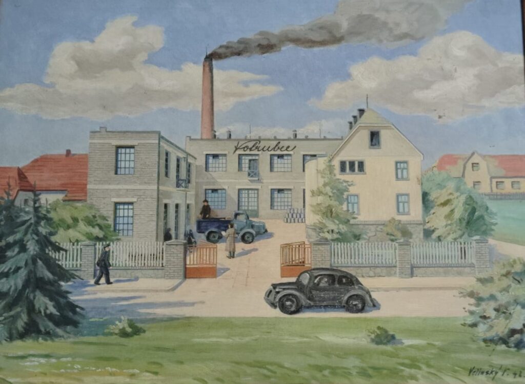 Hostavice - Továrna na zpracování ovoce,kterou vlastnil Josef Votrubec. Po znárodnění v roce 1948 zde sídlila firma Jímání vody (Vodní zdroje).Následně byla využívána Lahůdkárnou Jednota Praha východ, Uhříněves Přátelství 100, konkrétně provozovna Hostavice.