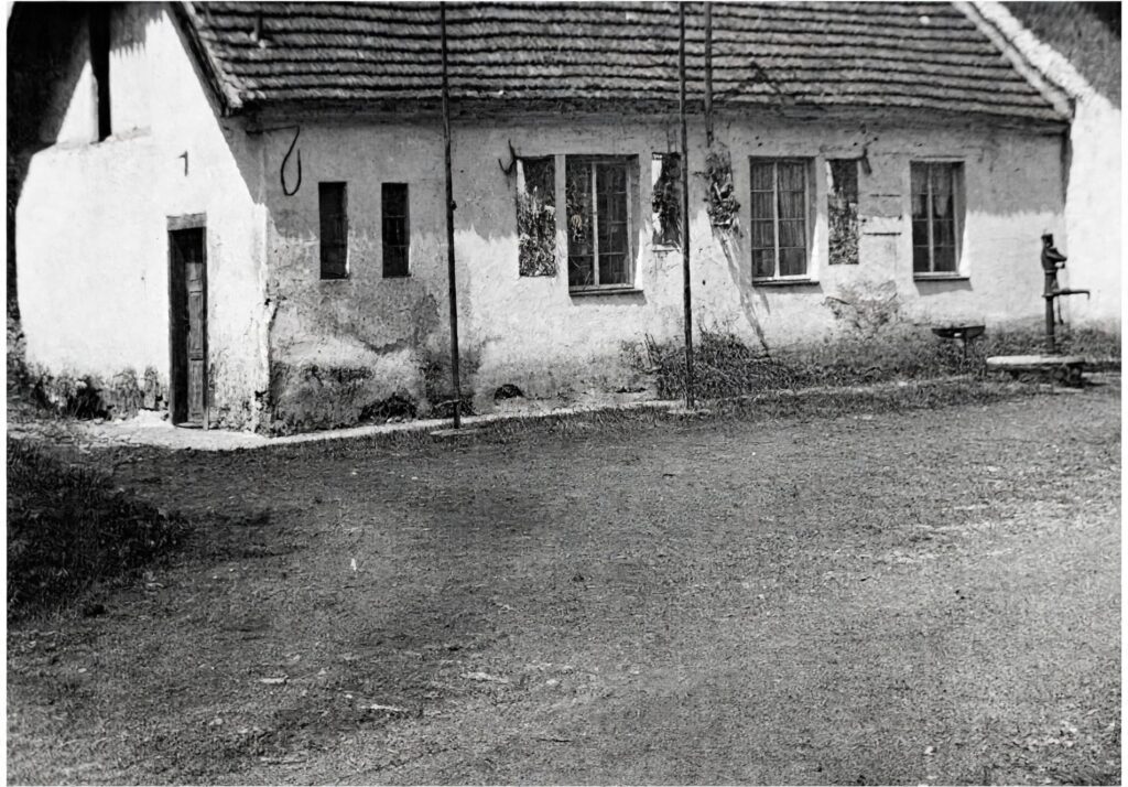 V tomto domě na rohu ulic Dřínovská – Pilská se nacházel Hostinec u Vodrášků a vedle řeznictví Studnička – Soustružník. Poté zde sídlilo Agitační středisko Národní fronty uliční výbor. archiv Jiří Hložek